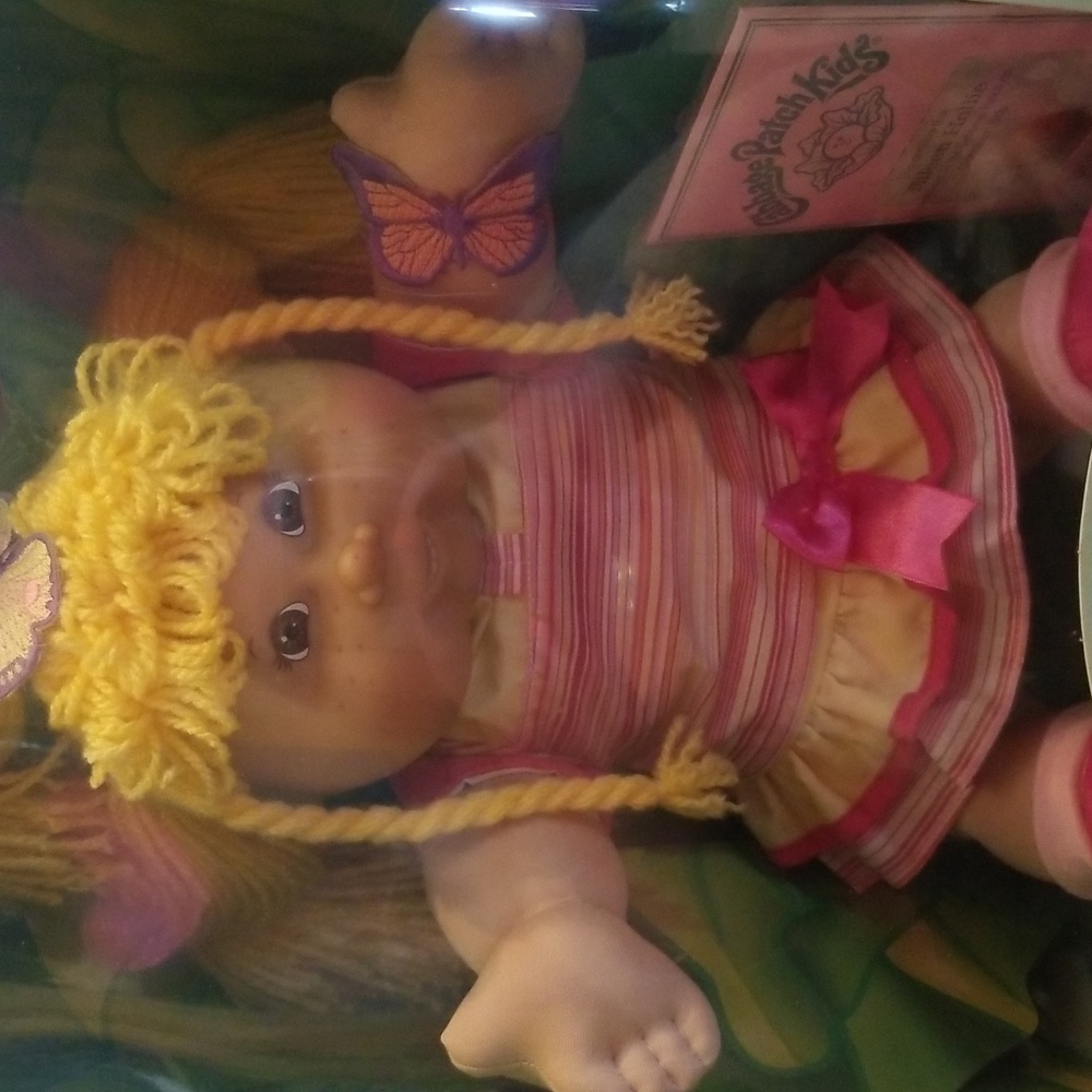 Cabbage patch kids girl blonde yarn hair brown eyes freckles